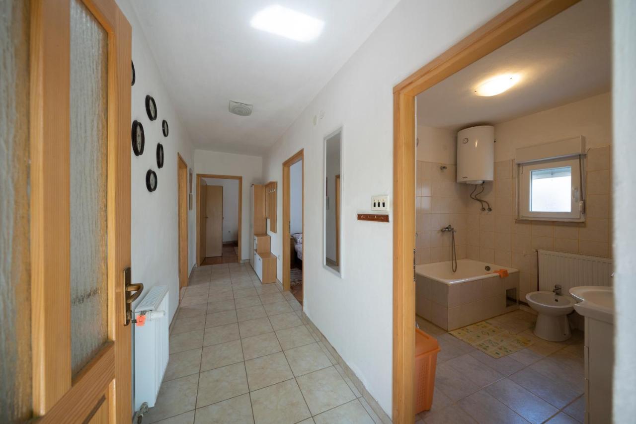 Apartman Ema Gornji Karin Esterno foto