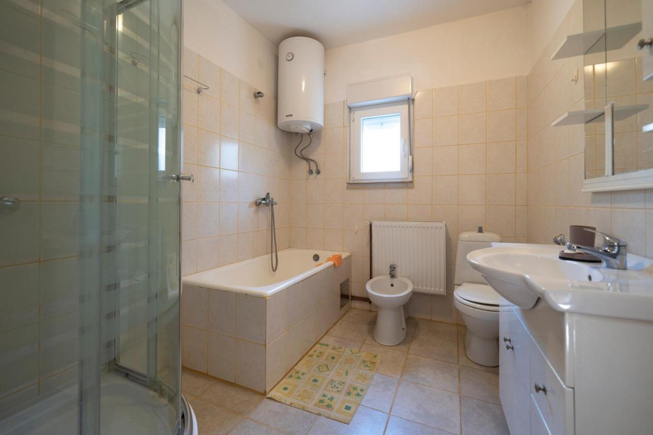 Apartman Ema Gornji Karin Esterno foto